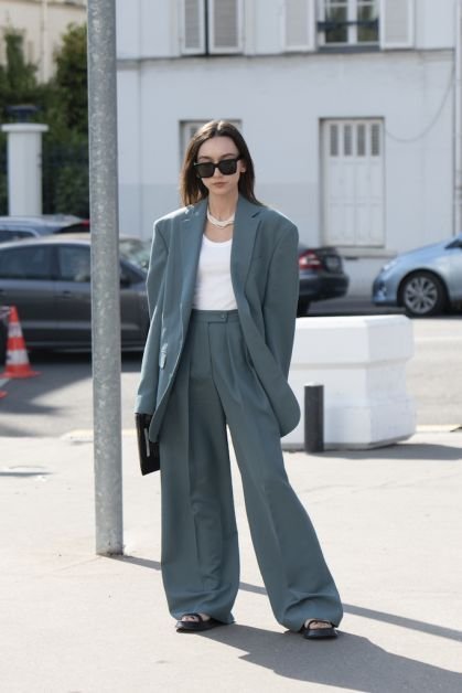 Petite woman wearing a well-proportioned baggy suit outfit with tailored elements