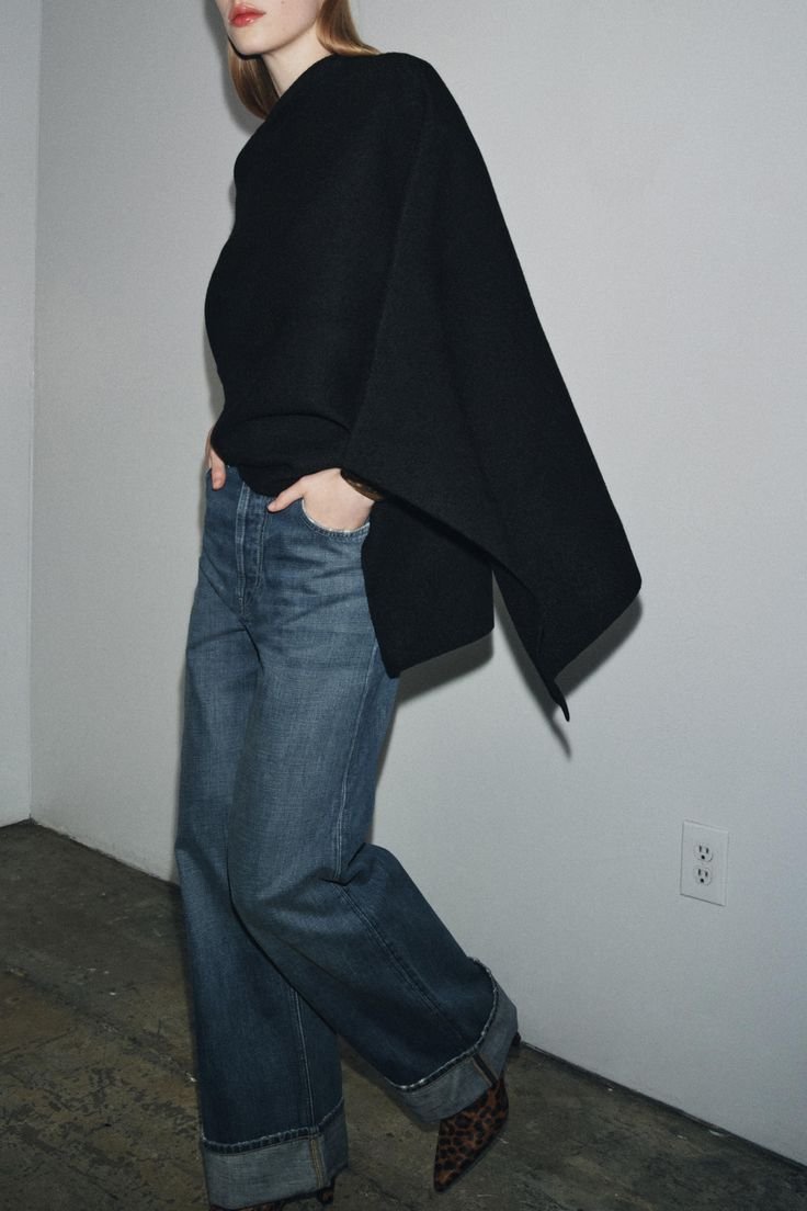 Comfortable and stylish cape for travel, suitable for airport and sightseeing.