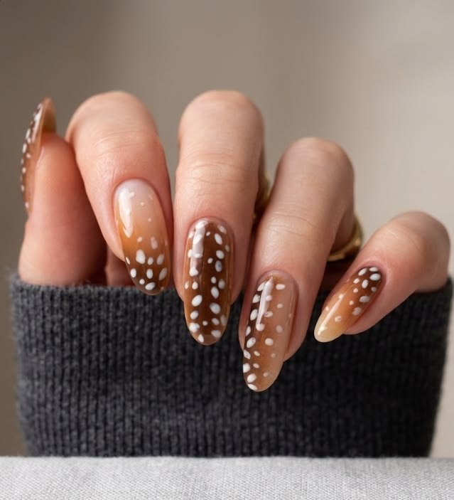 Simple deer naihs pattern painted neatly on natural short squoval fingernails