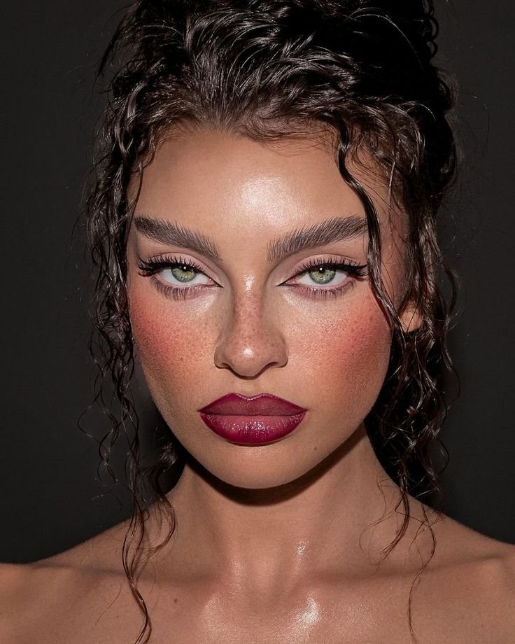 Subtle ways to incorporate dark siren makeup into daily routines